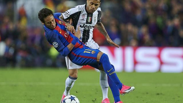 El Camp Nou recibe a Dani Alves con cierta indiferencia