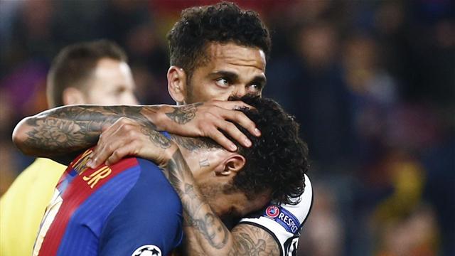 Neymar llora desconsolado y Alves trata de animarle tras el pitido final
