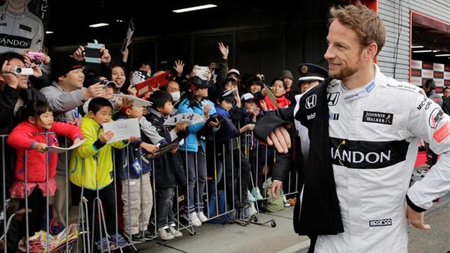 Button dona 18.000 euros para ayudar a un piloto que sufrió la amputación de sus piernas