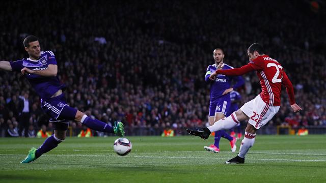 Mkhitaryan banker United i føringen etter Pogbas krempasning Mkhitaryan banker United i føringen etter Pogbas krempasning
