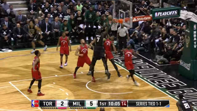 La giocata della notte: Thon Maker schiaccia in testa a Ibaka