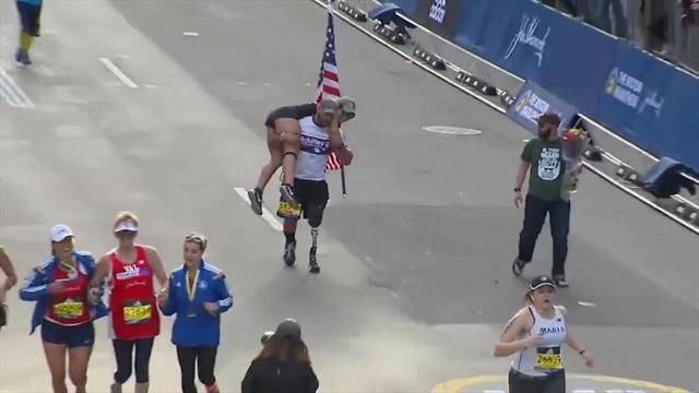 Il veterano senza una gamba taglia il traguardo della Maratona di Boston con la guida sulle spalle