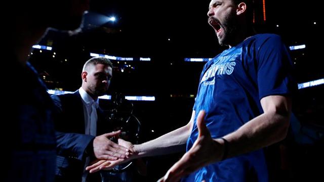 LeBron vuelve a ser "King" James; Grizzlies vencen a Spurs; Bucks a Raptors