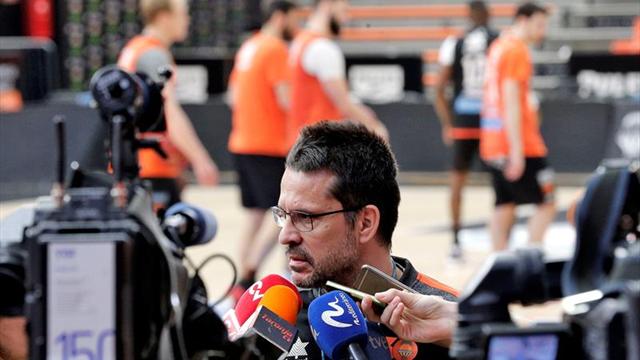 El Valencia busca un triunfo en la pista del Betis para presionar al Madrid