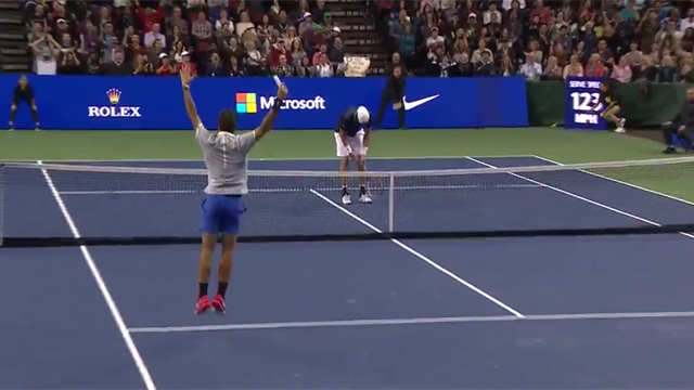 Tweener et passing de folie : Federer a écoeuré Isner pour l’honneur