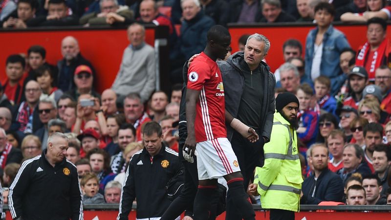 José Mourinho accompagne Eric Bailly, blessé dimanche lors de Manchester United - Swansea.