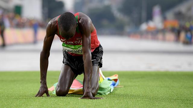 Pour 25 secondes, Kipchoge reste au-dessus des deux heures