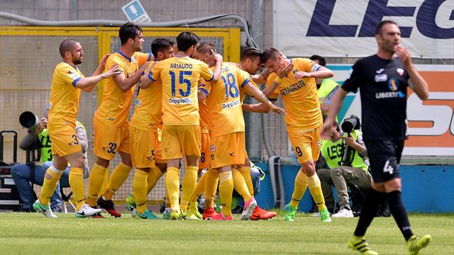 Verona e Frosinone vincono: Serie A più vicina, playoff più lontani