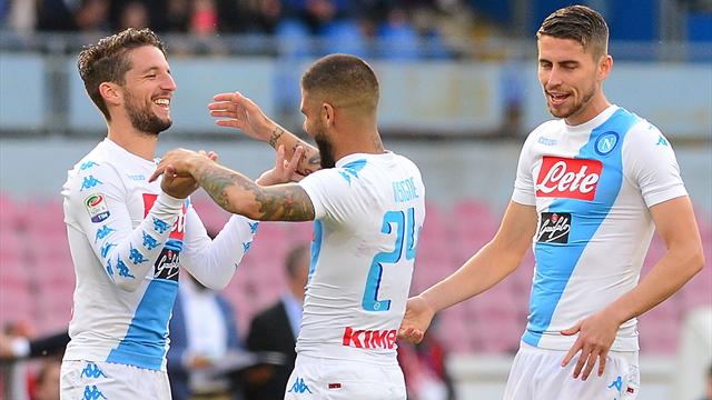 Porté par un grand Mertens, Naples met la pression sur la Roma