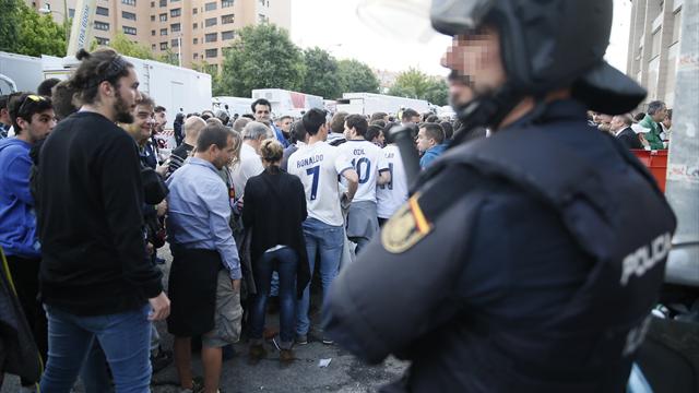 25 heridos en los disturbios y cargas policiales previas al derbi en el Vicente Calderón