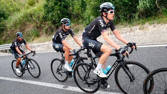 Thomas, Landa, Yates et Kelderman à terre après une violente chute provoquée par une moto