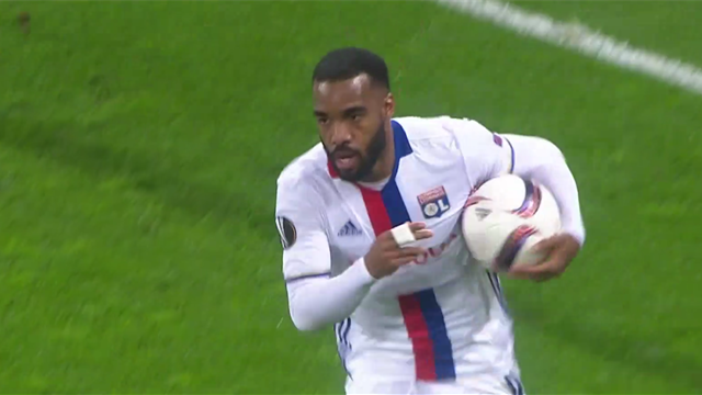 En une minute, Lacazette avait redonné espoir aux Lyonnais en inscrivant un doublé face à l’Ajax