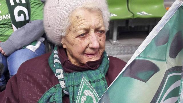 101 anni e una sola fede: la nonnina inossidabile tifosa del Werder Brema