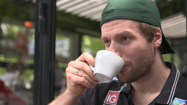 Bli med keeperhelten på café i Paris: Best i papparollen eller som keeper? Bli med keeperhelten på café i Paris: Best i papparollen eller som keeper?