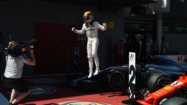 Hamilton gana el mano a mano con Vettel, Sainz puntúa y Alonso acaba por fin