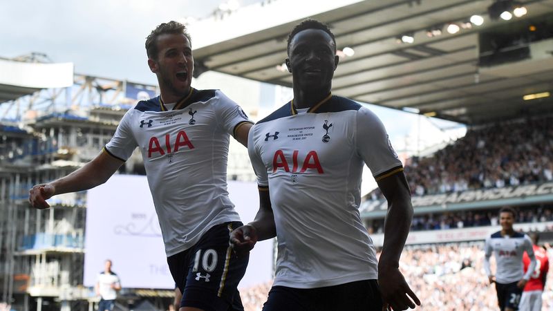Tottenham Hotspur's Kenyan midfielder Victor Wanyama (R) celebrates 