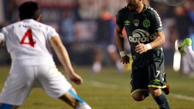 Chapecoense golpeó a Lanús y postergó su clasificación Chapecoense golpeó a Lanús y postergó su clasificación