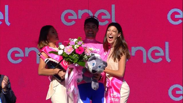 Whoops! Tom Dumoulin elbows podium girls in the face Whoops! Tom Dumoulin elbows podium girls in the face