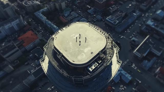 Космическое видео игры в квадрат на крыше небоскреба от бравого квартета «Урала»