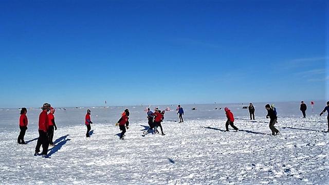 Un campo di neve e un igloo da spogliatoio: l'altro "Clasico" si gioca al Polo Sud
