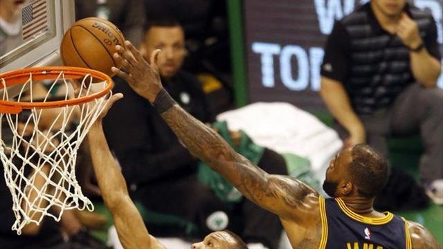 La giocata della notte: LeBron James si mangia il campo e stoppa Avery Bradley