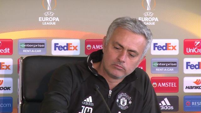 Mourinho et les biscuits en conférence de presse, c'est quelque chose Mourinho et les biscuits en conférence de presse, c'est quelque chose