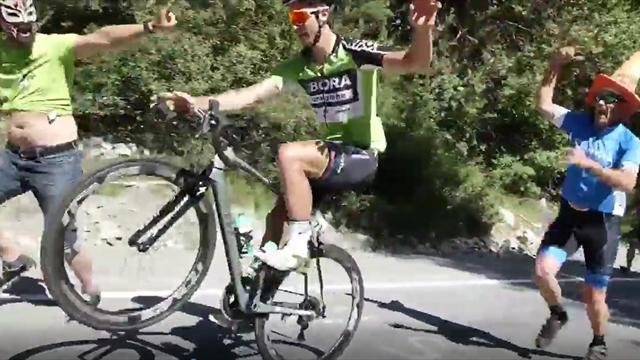 Et là, en pleine ascension, Sagan tape une roue pour les spectateurs Et là, en pleine ascension, Sagan tape une roue pour les spectateurs