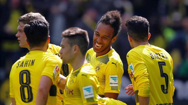 Aubemayang penalty sends Dortmund into the Champions League