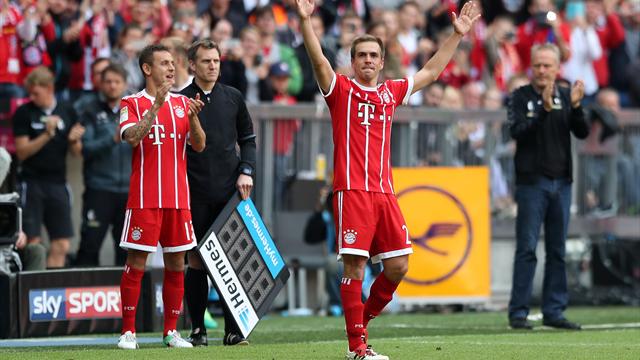 17.49 Uhr: Rauball überreicht Schale an Bayern-Kapitän Lahm