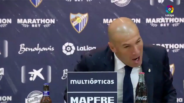 Zidane douché par ses joueurs en pleine conférence de presse