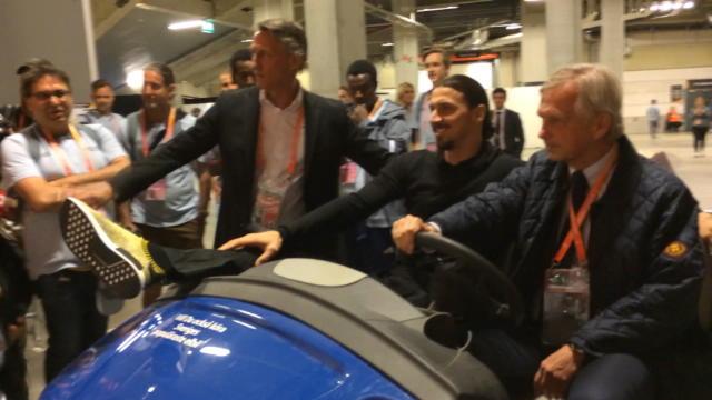 En voiturette dans les coulisses : même blessé, Zlatan sait se faire remarquer
