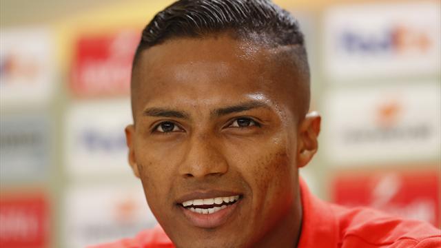 Right-back Antonio Valencia signs new contract with Manchester United