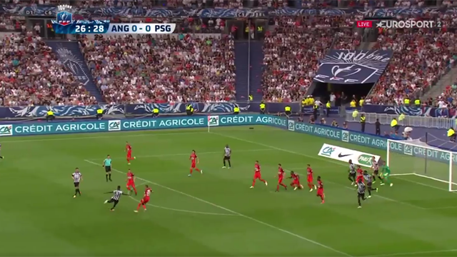 La reprise de Pepe qui a laissé Areola pantois... (heureusement pour Paris, son poteau veillait) La reprise de Pepe qui a laissé Areola pantois... (heureusement pour Paris, son poteau veillait)