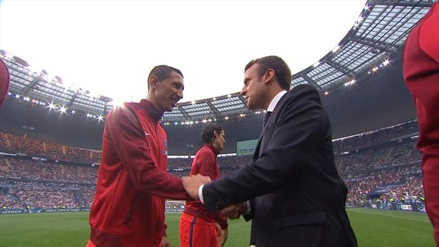Macron a renoué avec la tradition : il est descendu se faire présenter les joueurs sur la pelouse Macron a renoué avec la tradition : il est descendu se faire présenter les joueurs sur la pelouse