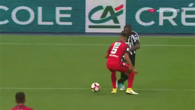 Toko Ekambi a effacé Marquinhos d'un dribble dingue Toko Ekambi a effacé Marquinhos d'un dribble dingue