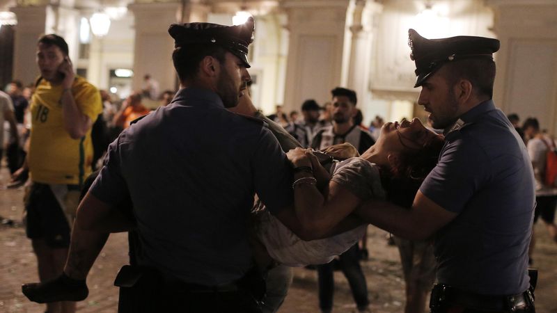 La Police évacue des personnes blessées à Turin
