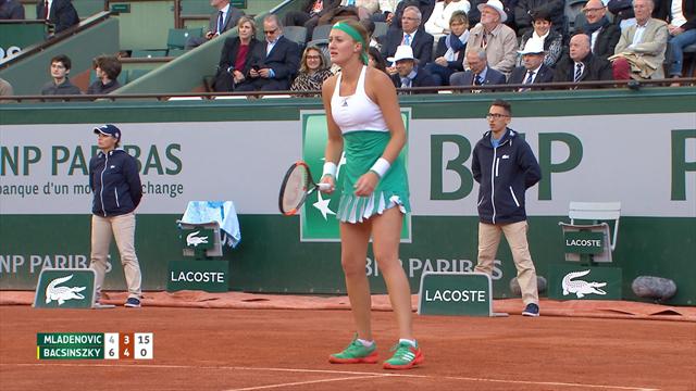 Les lentilles qui brûlent et Mladenovic se retrouve au bord des larmes au milieu de son match