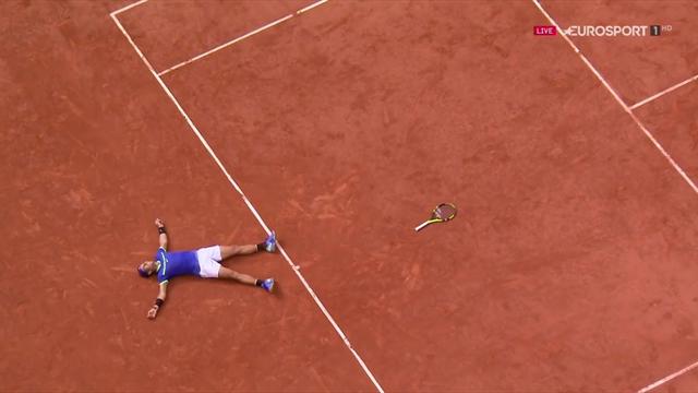 Il match point che regala a Rafael Nadal il decimo titolo al Roland Garros Il match point che regala a Rafael Nadal il decimo titolo al Roland Garros