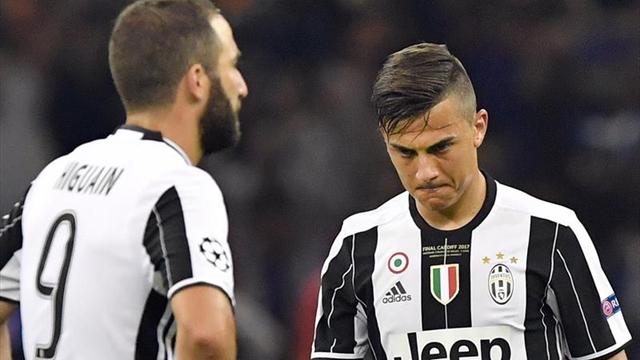 Dybala llama a niño lesionado en Turín y le regala su jersey