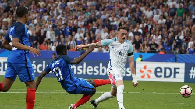 Dembélé a fait le show et Sidibé a fini le travail sur le deuxième but français