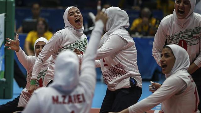 Las mujeres se abren un hueco en los estadios de Irán, pero de forma limitada