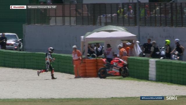 Amazing sportsmanship as Rea runs to check on Davies during race Amazing sportsmanship as Rea runs to check on Davies during race
