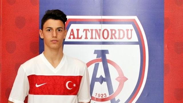 Altnordu'nun genç kalecisi Berke Özer, Avrupa kulüplerinin radarında