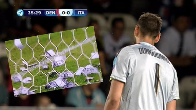 Tiran billetes falsos a Donnarumma en pleno partido de Italia
