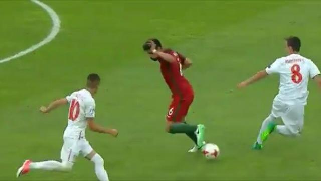 Роскошный финт игрока португальской молодежки, после которого Зидан заберет его в «Реал»