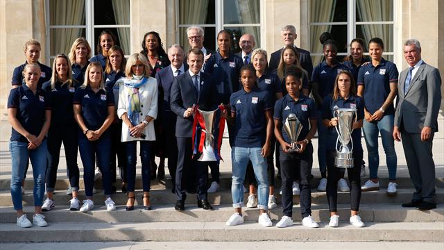 Macron félicite les joueuses de l’OL victorieuses en C1