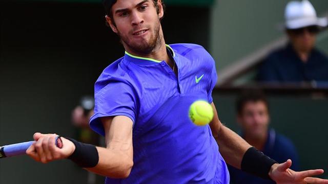 Khachanov avanza a cuartos por retirada de Nishikori