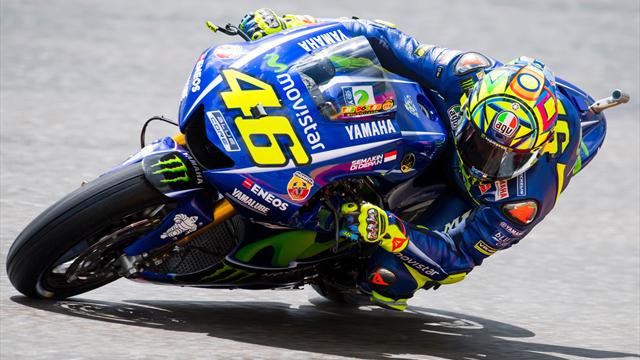 Rossi limita i danni, Dovizioso in difficoltà: adesso ci sono 4 piloti in 10 punti
