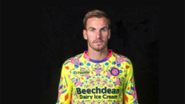 Wycombe invente le maillot qui effraie les attaquants (et fait mal aux yeux)