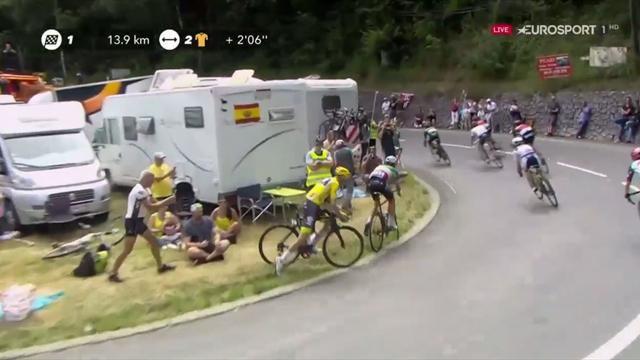 Tour de Francia 2017: El gran susto de Froome y Aru haciendo un recto en una curva Tour de Francia 2017: El gran susto de Froome y Aru haciendo un recto en una curva